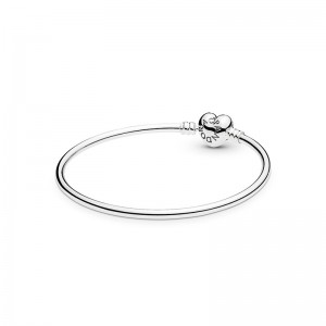 Pandora Moments Bracciale Rigido in Argento con Chiusura a Cuore